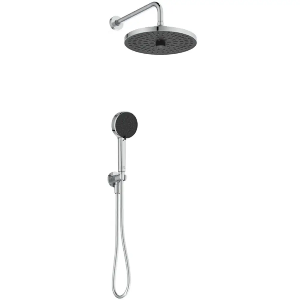 Chromene Dusche mit Kopfbrause und Handbrause, montiert an einer Wand, Teil des Armaturenpakets von Ideal Standard.